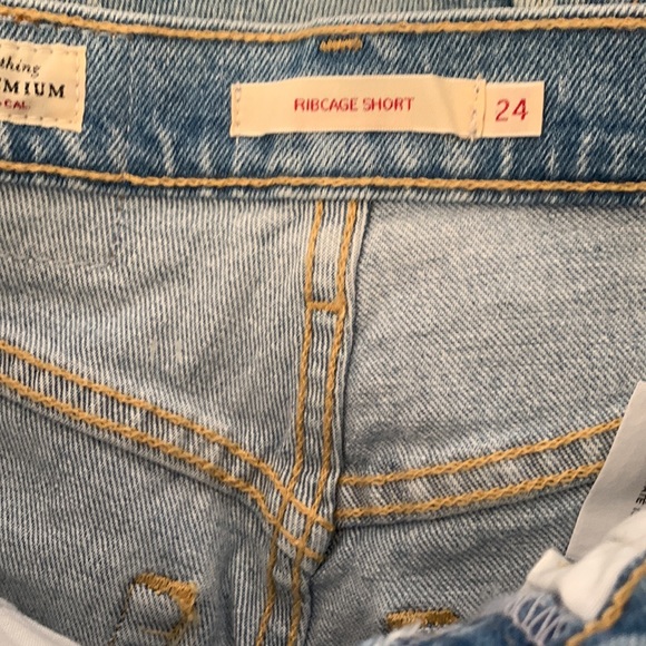 Levi’s rib cage high rise denim shorts - Picture 3 of 3